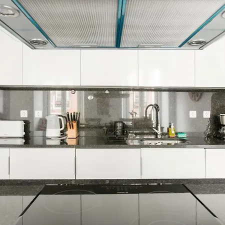 Spacious Modern Flat In The Estrela District With Parking *