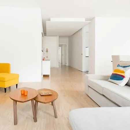 Spacious Modern Flat In The Estrela District With Parking アパート リスボン