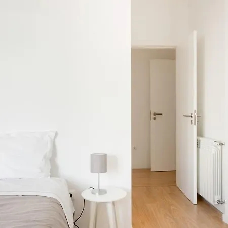 Spacious Modern Flat In The Estrela District With Parking リスボン