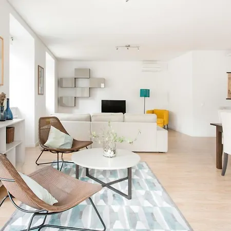Spacious Modern Flat In The Estrela District With Parking